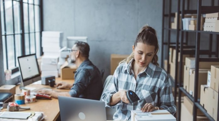 Unleash the Holiday Selling Magic: 10 Tips to Boost Your Sales! 2024 holiday selling ecommerce tips